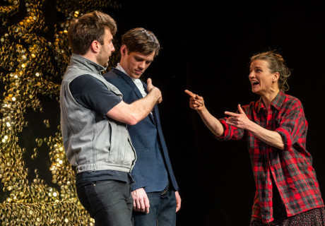 Der Hund muss raus – Deutsches Theater Göttingen – Philipp Löhle inszeniert Drogengeschichten, die keine typischen Drogengeschichten sein wollen