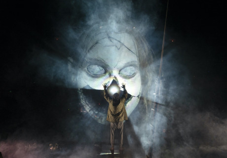 Der Sturm / Das Dämmern der Welt – Münchner Kammerspiele – Jan-Christoph Gockel verwebt die Stoffe von Shakespeare und Werner Herzog zu einer Anti-Kriegs-Saga