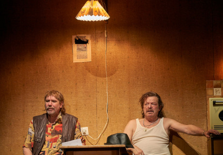 Der einsame Westen – Akademietheater Wien – Mateja Koležnik inszeniert das Finale von Martin McDonaghs Leenane-Trilogie als überzeichnete Komödie