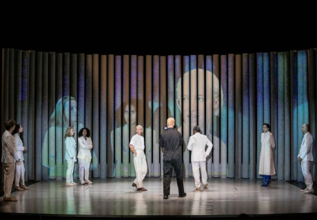 Die Ärztin – Schauspielhaus Graz – Anne Mulleners inszeniert Robert Ickes Schnitzler-Überschreibung 