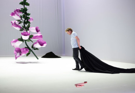 Die Möglichkeit einer Insel – Berliner Ensemble – Robert Borgmann erkundet mit Michel Houellebecq die conditio humana