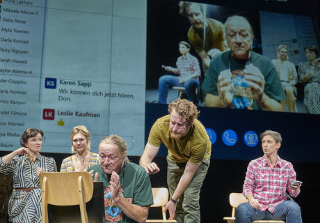 Die Nebenwirkungen – Burgtheater Wien – Jan Philipp Gloger inszeniert Jonathan Spectors prophetische Epidemie-Komödie als psychologisches Drama mit Anklängen an die griechische Tragödie