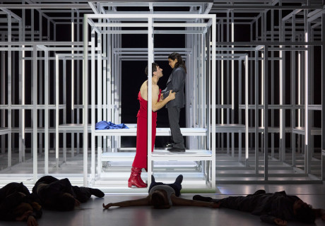 Die Räuber – Staatstheater Nürnberg – Jana Vetten reizt anhand von Schillers Gesetzlosen die Grenzen der Hosenrolle aus