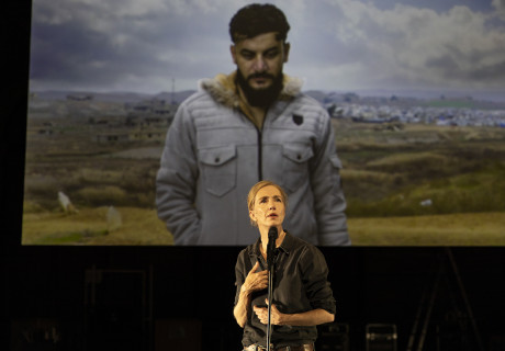 Die Seherin – Wiener Festwochen – Milo Raus Abend über den Umgang mit Gewalt auf der Bühne