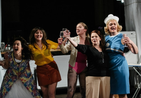 Die Jahre – Deutsches Nationaltheater Weimar – Jan Neumann inszeniert Annie Ernaux‘ Roman in Weimar als fulminantes Kaleidoskop