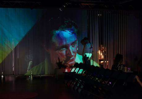 Die Krebsmafia – Lichthof Theater Hamburg – Helge Schmidt bringt ein dokumentarisches Stück zum Geschäft mit Krebsmedikamenten auf die Bühne