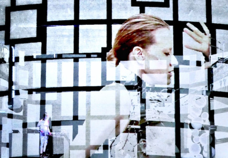 Die Maschine steht nicht still – Wiener Festwochen – Caroline Peters spielt in einer nicht so fernen Zukunft