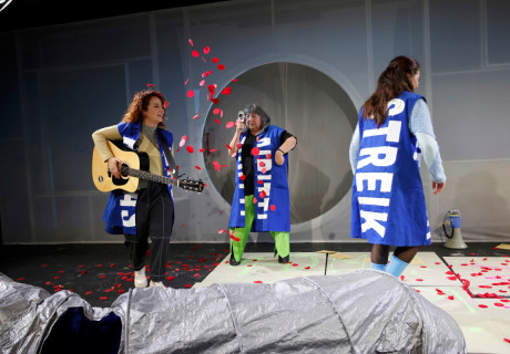 Die Optimistinnen – Maxim Gorki Theater Berlin – Emel Aydoğdu macht aus Gün Tanks Roman einen Feel-Good-Abend über die Kraft der Solidarität
