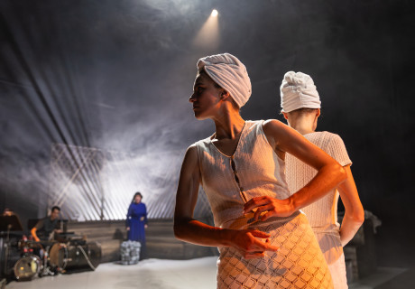 Die Perser – Theater Meiningen – Sandra Bezler verlegt Aischylos' Kriegsdrama ins Euro-Spa