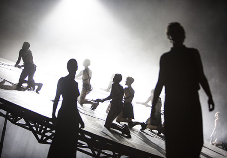 Die Perser – Bei den Salzburger Festspielen künden Ulrich Rasches Menschenchöre von der antiken Menschenschlacht bei Salamis