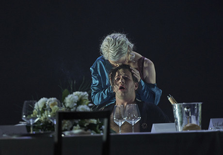 Die Verdammten – Am Berliner Ensemble erzählt David Bösch frei nach Visconti vom aufhaltsamen Abstieg einer deutschen Industriellenfamilie