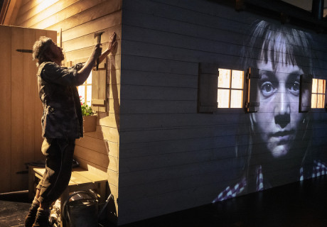 Die Verteidigung des Paradieses – Münchner Kammerspiele – Gernot Grünewald macht aus Thomas von Steinaeckers Roman einen interaktiven Theaterparcours