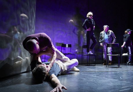 Die Wurzel aus Sein – Burgtheater Wien – Stefan Bachmann inszeniert Wajdi Mouawads neues Stück über die existenziellen, kaum verstehbaren Zusammenhänge des Daseins