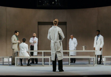 Die Ärztin – Burgtheater Wien – In seiner messerscharf intelligenten Neufassung von Arthur Schnitzlers 