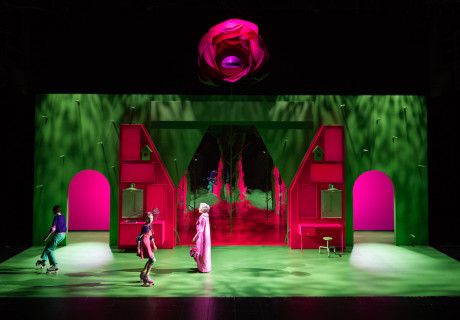 Die Möglichkeit des Bösen – Münchner Kammerspiele – Marie Schleef erzählt bildstark von der Mutter aller Internettrolle