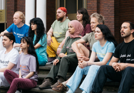 Die Schutzbefohlenen. Was danach geschah (2024) – Schauspielhaus Bochum – Johan Simons bringt Elfriede Jelineks Stück-Update über Fluchterfahrungen zur Uraufführung 