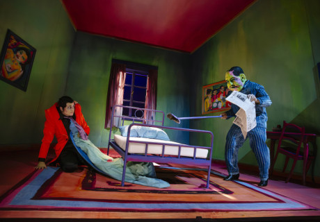 Die Verwandlung – Akademietheater Wien – Lucia Bihler inszeniert Kafkas Erzählung mit vielen Verzerrungen und Verfremdungen