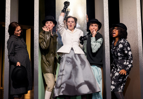 Die drei Leben der Hannah Arendt – Deutsches Theater Berlin – Theresa Thomasberger nähert sich der eigenwilligen Denkerin in Revueform