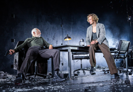 Die schmutzigen Hände – Theater in der Josefstadt Wien – David Bösch inszeniert mit einem eindrucksvollen Schauspiel-Trio Jean-Paul Sartres didaktische Abhandlung als spannendes Polit-Drama