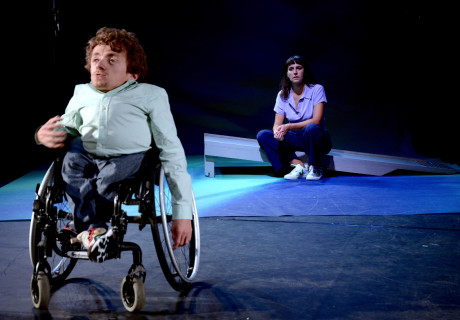 Die vielen Stimmen meines Bruders – Kosmos Theater Wien – Magdalena Schrefel erzählt die Geschichte ihres Bruders im Rollstuhl und seines baldigen Stimmverlusts