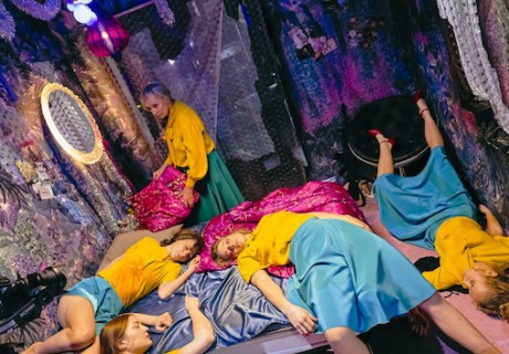 Dies Irae – Burgtheater Wien – Alexander Kerlin, Kay Voges und Paul Wallfisch erdenken eine poppige Endzeit-Oper mit Untergangs- und Auferstehungsphantasien