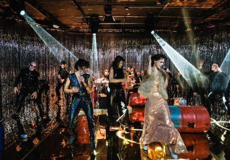 the world flames like a discokugel (styx spricht) – Theater RambaZamba – Jacob Höhne trotzt Thomas Köcks und Mateja Mededs Untergangsszenario eine Punk-Revue ab 