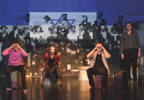 Doitscha – Stadttheater Bremerhaven – Adriana Altaras' Roman von Andreas Rehschuh als Familienaufstellung auf die Bühne gebracht