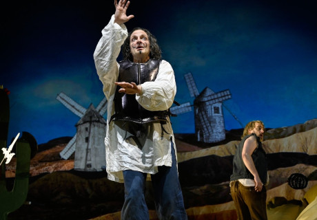 Don Quijote – Schauspiel Frankfurt – Peter Jordan und Leonhard Koppelmann schicken den Ritter von der traurigen Gestalt in moderne Windmühlenkämpfe
