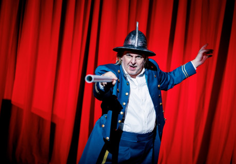 Don Quijote – Nationaltheater Mannheim – Friederike Drews zeigt den Ritter und seine Knäppin Sancho Pansa im Geschlechter- und Generationenkonflikt