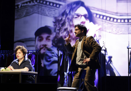 Donation – Maxim Gorki Theater – Mit Kostümteilen aus ihrem Filmfundus bringen Atom Egoyan und Arsinée Khanjian eine Erinnerung an den armenischen Genozid auf die Bühne