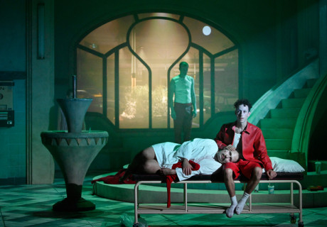 Double Serpent – Hessisches Staatstheater Wiesbaden – Ersan Mondtag bringt mit seiner Sam-Max-Uraufführung eine öffentliche Trauma-Bearbeitung auf die Bühne 