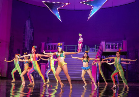 Drama – Volksbühne Berlin – Constanza Macras triumphiert mit einem Abend über die Mythen und Machtgefälle des Theaters