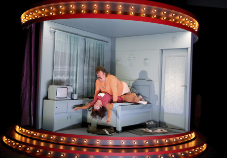 Der Drang – Residenztheater München – Lydia Steier inszeniert Franz Xaver Kroetz' Kammerspiel mit von Schlagern unterlegtem Zeitkolorit