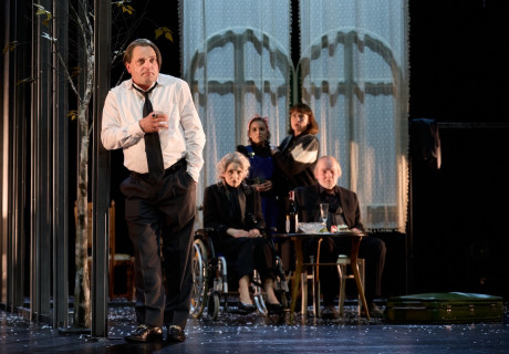 Drei Winter – Theater Osnabrück – Kathrin Mayr zeigt Tena Štivičićs Familienstück über die Geschichte Kroatiens von 1945 bis in die Gegenwart