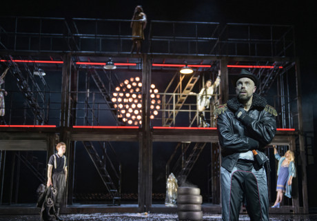 Die Dreigroschenoper – Theater Bonn – Simon Solberg belässt die Gangster-Story in der Zeitlosigkeit