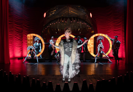 Die Dreigroschenoper – Nationaltheater Mannheim – Christian Weise inszeniert Brecht mit Annemarie Brüntjen als Mackie Messer 