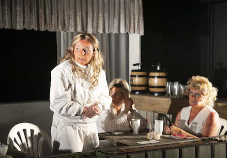 Drift – Theater Heidelberg – Gustav Ruebs Uraufführung von Ulrike Syhas letztjährigem Gewinnerstück beim Heidelberger Stückemarkt feiert die Übertreibung