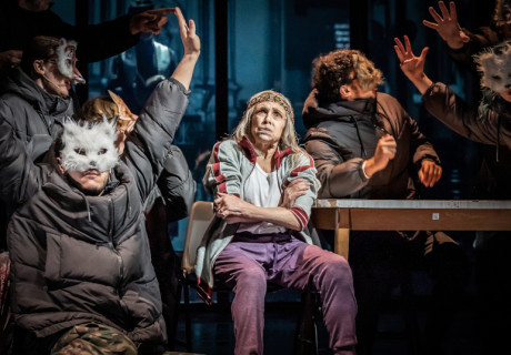 Drive Your Plow Over the Bones of the Dead – Ruhrfestspiele – Simon McBurney übersetzt die drängendsten Fragen unserer Zeit in atmosphärisches Überwältigungstheater 