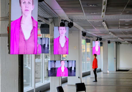 Dunkeldorf – Asphalt Festival Düsseldorf – Das Theaterkollektiv Pierre.Vers forscht einem vergessenen rechtsextremen Anschlag nach