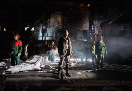 Durchforsten – Landestheater Schleswig-Holstein – Moritz Nikolaus Koch inszeniert einen Öko-Thriller inmitten historischer Industriebauten