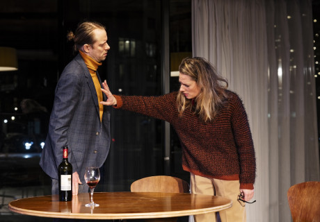 Egal – Schaubühne Berlin – Marius von Mayenburg inszeniert (s)ein fesselndes Kammerspiel