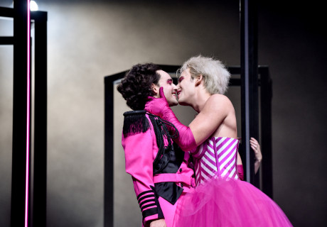 Edward II. – Münchner Volkstheater – Intendant Christian Stückl eröffnet das neue Volkstheater mit einem Statement gegen Homophobie