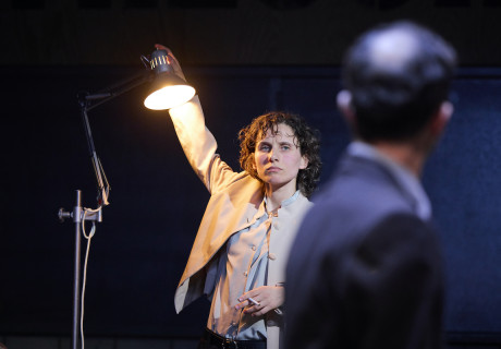 Eichmann. Wo die Nacht beginnt – Bühnen Bern – Roger Vontobel lässt in Stefano Massinis Kammerspiel Adolf Eichmann von Hannah Arendt ins Verhör nehmen