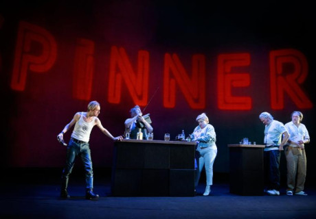 Ein Sommer in Niendorf – Deutsches Schauspielhaus Hamburg – Studio Braun lädt zum Abgesang auf ein lieblos-verlogenes Patriarchat