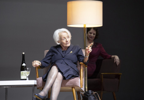 Ein deutsches Leben – Theater in der Josefstadt Wien – Andrea Breth bringt mit einem Monolog von Christopher Hampton Goebbels' Sekretärin zum Sprechen