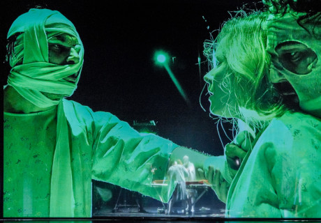 Eine Frau flieht vor einer Nachricht – DT Berlin – Armin Petras inszeniert David Grossmans Roman als halben Roadmovie mit Bildern aus dem Nahostkonflikt