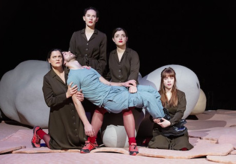 Eine Frau flieht vor einer Nachricht – David Grossmans großer Israelroman kommt durch Jessica Glause in Frankfurt zur überzeugenden deutschsprachigen Erstaufführung