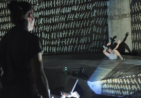 Eine Frau flieht vor einer Nachricht – Deutsches Schauspielhaus Hamburg – Dušan David Pařízek tut mit David Grossmans Roman so, als würde er nichts tun