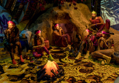 Einstein on the Beach – Wiener Festwochen – Susanne Kennedy und Markus Selg verlegen die legendäre, minimalistische Oper von Philipp Glass und Robert Wilson in den Cyberbarock