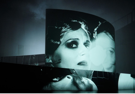 Der Einzige und sein Eigentum – Deutsches Theater Berlin – Sebastian Hartmann und PC Nackt tragen in ihrer Elektropop-Oper das Zeitalter der Singularitäten zu Grabe